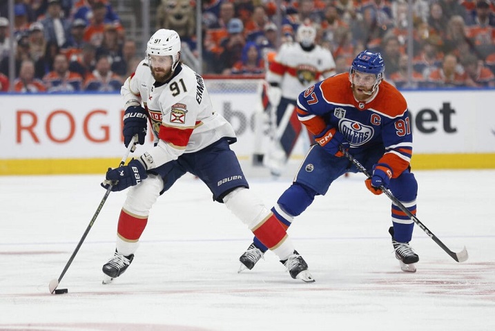 Oliver Ekman Larsson har äran att skriva på ett fyraårskontrakt med Toronto Maple Leafs